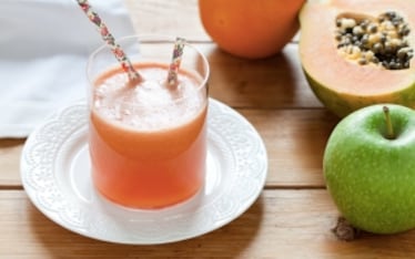 Centrifugato di mela verde, papaia e pompelmo