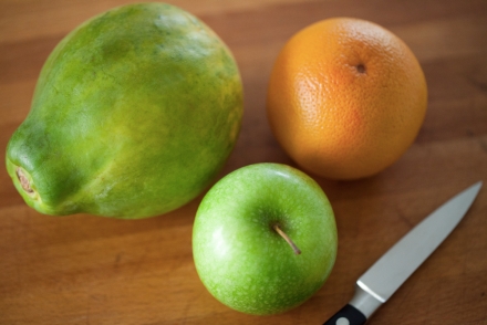 Preparazione Centrifugato di mela verde, papaia e pompelmo - Fase 1 Preparazione Centrifugato di mela verde, papaia e pompelmo - Fase 1