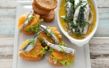 Friselle con alici al finocchietto e arancia