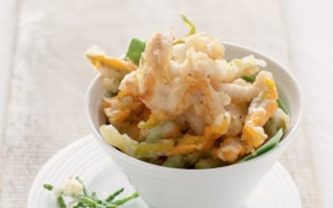 Fritto di sogliole, fiori di zucca e asparagi di mare