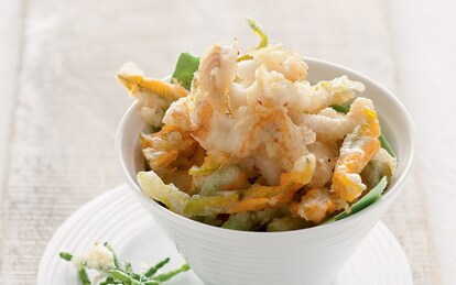 Fritto di sogliole, fiori di zucca e asparagi di mare