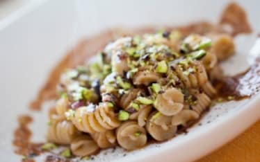 Fusilloni al sugo di brasato con pistacchi e pecorino