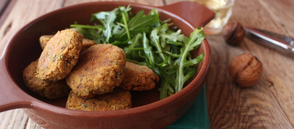 Polpette di quinoa alla curcuma con radicchio e noci ricetta