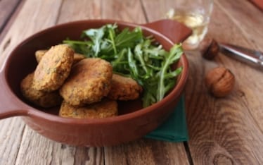 Polpette di quinoa alla curcuma con radicchio e noci