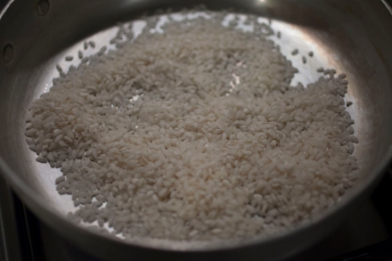 Preparazione Risotto al Lambrusco di Sorbara, radicchio rosso e mandorle - Fase 1 Preparazione Risotto al Lambrusco di Sorbara, radicchio rosso e mandorle - Fase 1