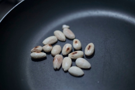 Preparazione Risotto al Lambrusco di Sorbara, radicchio rosso e mandorle - Fase 5 Preparazione Risotto al Lambrusco di Sorbara, radicchio rosso e mandorle - Fase 5