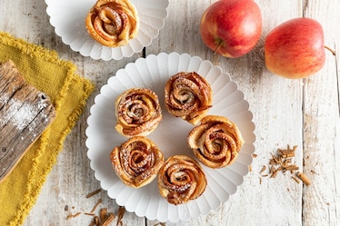 Rose di pasta sfoglia e mele alla cannella