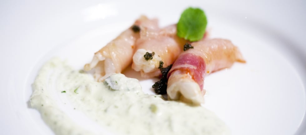 Scampi lardiati con tzatziki alla menta ricetta