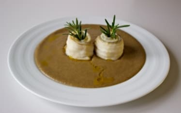 Pesce sciabola su crema di soia verde alle erbe aromatiche