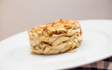 Timpano di tagliatelle, peperoni e acciughe