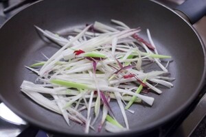 Preparazione Timpano di tagliatelle, peperoni e acciughe - Fase 1