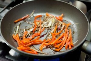 Preparazione Timpano di tagliatelle, peperoni e acciughe - Fase 4