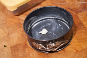 Preparazione Timpano di tagliatelle, peperoni e acciughe - Fase 6