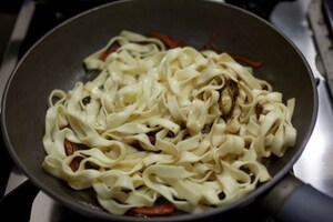 Preparazione Timpano di tagliatelle, peperoni e acciughe - Fase 7
