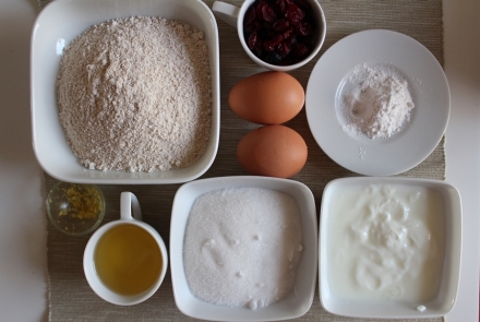 Preparazione Torta allo yogurt e mirtilli - Fase 1 Preparazione Torta allo yogurt e mirtilli - Fase 1