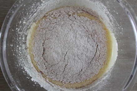 Preparazione Torta allo yogurt e mirtilli - Fase 1 Preparazione Torta allo yogurt e mirtilli - Fase 1