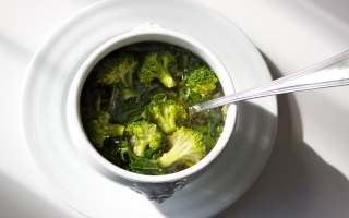 Zuppa di broccoli e cicoria allo zenzero
