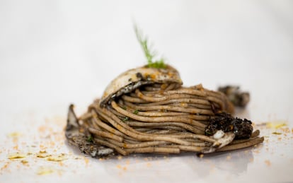 Spaghetti al farro, seppie sporche, bottarga, finocchietto