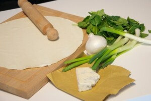 Preparazione Torta salata con cipollotto, spinaci e gorgonzola - Fase 1