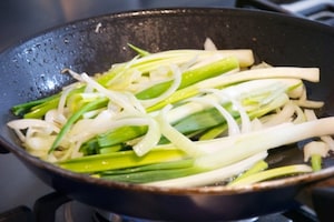 Preparazione Torta salata con cipollotto, spinaci e gorgonzola - Fase 2