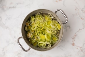 Preparazione Zuppa di porri e patate al gratin con finocchietto - Fase 1