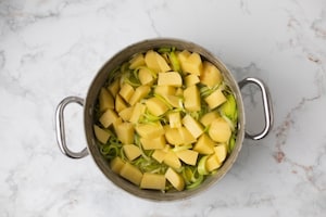 Preparazione Zuppa di porri e patate al gratin con finocchietto - Fase 1