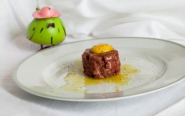 Battuta di manzo con olio al sedano e uovo di quaglia