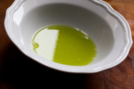 Preparazione Battuta di manzo con olio al sedano e uovo di quaglia - Fase 1 Preparazione Battuta di manzo con olio al sedano e uovo di quaglia - Fase 1