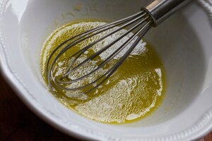 Preparazione Battuta di manzo con olio al sedano e uovo di quaglia - Fase 2