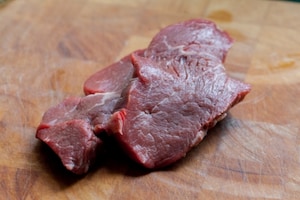 Preparazione Battuta di manzo con olio al sedano e uovo di quaglia - Fase 3