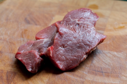 Preparazione Battuta di manzo con olio al sedano e uovo di quaglia - Fase 3 Preparazione Battuta di manzo con olio al sedano e uovo di quaglia - Fase 3