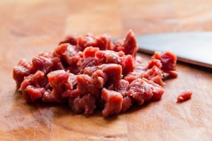 Preparazione Battuta di manzo con olio al sedano e uovo di quaglia - Fase 3