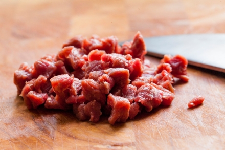 Preparazione Battuta di manzo con olio al sedano e uovo di quaglia - Fase 3 Preparazione Battuta di manzo con olio al sedano e uovo di quaglia - Fase 3