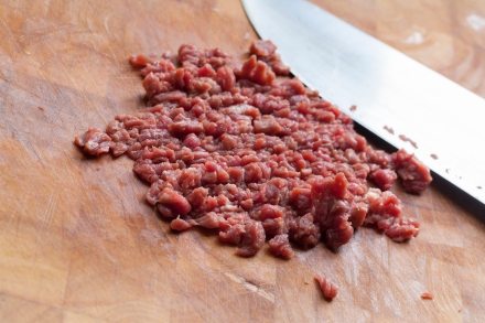 Preparazione Battuta di manzo con olio al sedano e uovo di quaglia - Fase 4 Preparazione Battuta di manzo con olio al sedano e uovo di quaglia - Fase 4