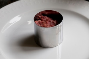 Preparazione Battuta di manzo con olio al sedano e uovo di quaglia - Fase 4