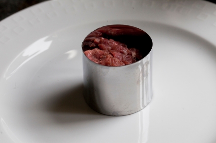 Preparazione Battuta di manzo con olio al sedano e uovo di quaglia - Fase 4 Preparazione Battuta di manzo con olio al sedano e uovo di quaglia - Fase 4