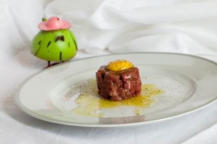 Preparazione Battuta di manzo con olio al sedano e uovo di quaglia - Fase 5 Preparazione Battuta di manzo con olio al sedano e uovo di quaglia - Fase 5