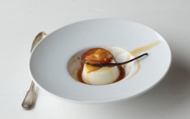 Budino alla vaniglia con pesche caramellate