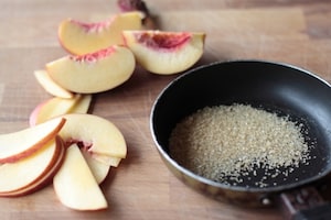 Preparazione Budino alla vaniglia con pesche caramellate - Fase 4