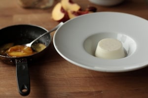 Preparazione Budino alla vaniglia con pesche caramellate - Fase 4