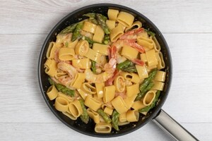 Preparazione Calamarata con gamberi al passito e asparagi  - Fase 4