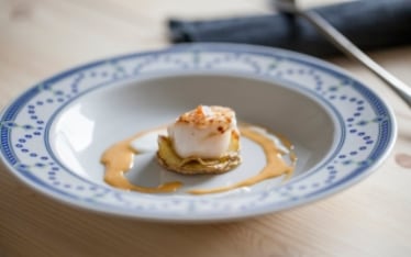 Capesante con maionese al curry e salsa allo yogurt