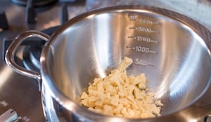 Preparazione Cioccolatini alla frutta secca - Fase 1