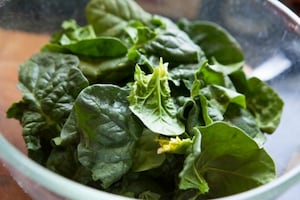 Preparazione Filetti di branzino con spinaci piccanti - Fase 1