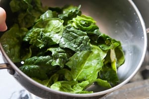 Preparazione Filetti di branzino con spinaci piccanti - Fase 1