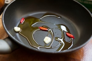 Preparazione Filetti di branzino con spinaci piccanti - Fase 2