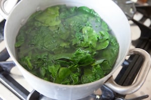 Preparazione Filetti di branzino con spinaci piccanti - Fase 3