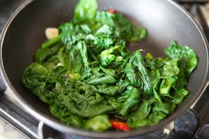 Preparazione Filetti di branzino con spinaci piccanti - Fase 3