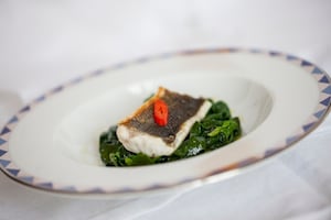 Preparazione Filetti di branzino con spinaci piccanti - Fase 5