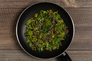 Preparazione Frittata con porri e acciughe - Fase 1